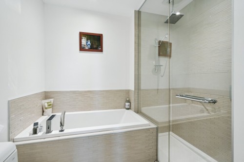 Salle de bains attenante à la CCP - 1805-495 Av. Viger O., Montréal (Ville-Marie), QC 