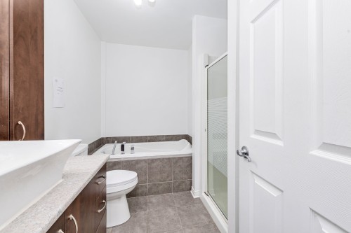 Salle de bains - 2333 Av. De La Gare, Mascouche, QC 