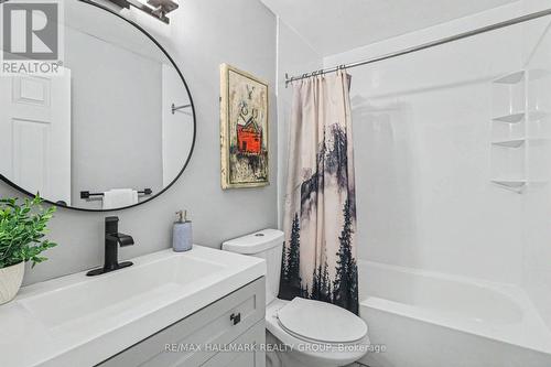 Second floor family bathroom. - 4342 Meadowvale Lane, Ottawa, ON 