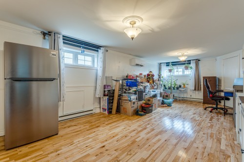 Salle familiale - 473 Av. Marc-Aurèle-Fortin, Laval (Sainte-Rose), QC 