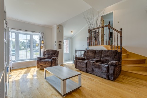 Salon - 473 Av. Marc-Aurèle-Fortin, Laval (Sainte-Rose), QC 