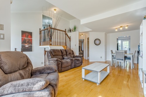 Salon - 473 Av. Marc-Aurèle-Fortin, Laval (Sainte-Rose), QC 