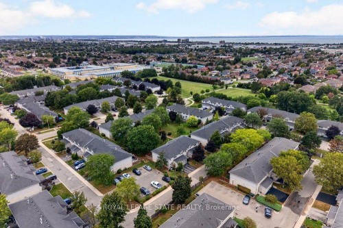 20-2 Royalwood Court, Hamilton, ON 