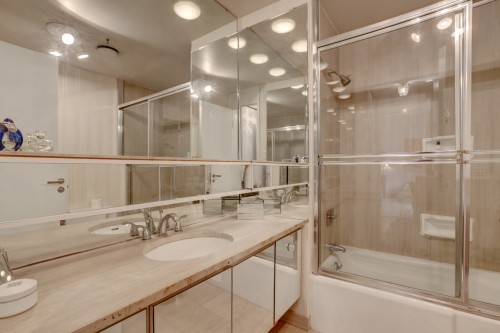 Salle de bains attenante à la CCP - 512-1455 Rue Sherbrooke O., Montréal (Ville-Marie), QC 
