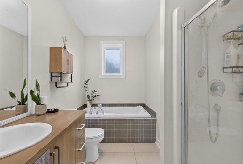 Salle de bains - 451  - 455 Boul. St-Luc, Saint-Jean-Sur-Richelieu, QC 