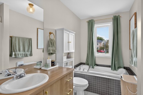 Salle de bains - 451  - 455 Boul. St-Luc, Saint-Jean-Sur-Richelieu, QC 