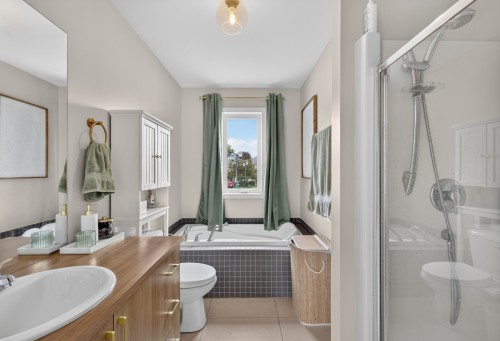 Salle de bains - 451  - 455 Boul. St-Luc, Saint-Jean-Sur-Richelieu, QC 