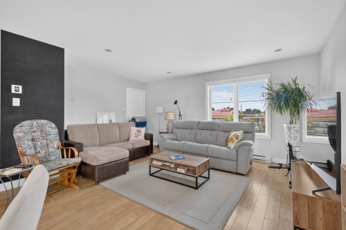 Salon - 451  - 455 Boul. St-Luc, Saint-Jean-Sur-Richelieu, QC 