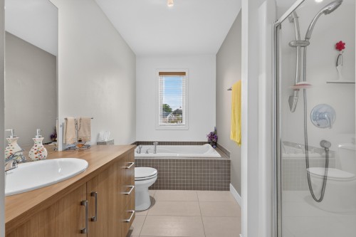 Salle de bains - 451  - 455 Boul. St-Luc, Saint-Jean-Sur-Richelieu, QC 
