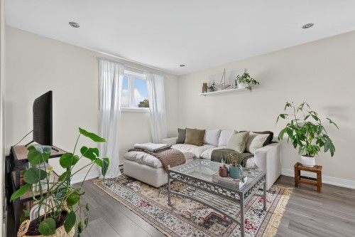 Salon - 451  - 455 Boul. St-Luc, Saint-Jean-Sur-Richelieu, QC 
