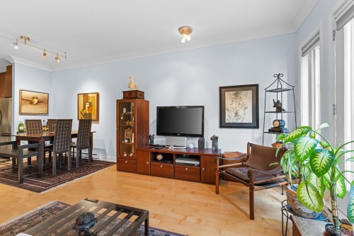 Salon - 202-1184 Rue Plessis, Montréal (Ville-Marie), QC 