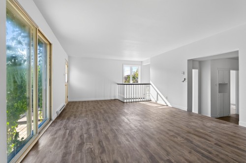 Salon - 3984 Grand Boulevard, Longueuil (Saint-Hubert), QC 
