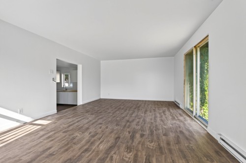 Salon - 3984 Grand Boulevard, Longueuil (Saint-Hubert), QC 