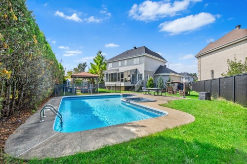 Piscine - 8235 Av. Oceanie, Brossard, QC 