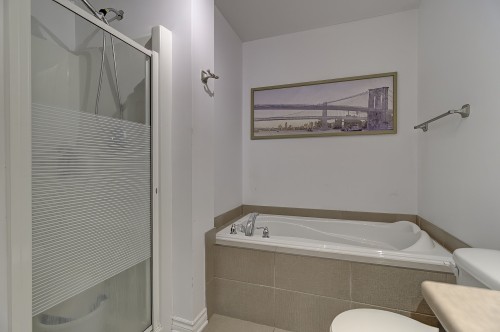 Salle de bains - 3-5605 Boul. Chevrier, Brossard, QC 