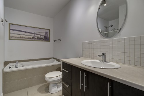 Salle de bains - 3-5605 Boul. Chevrier, Brossard, QC 