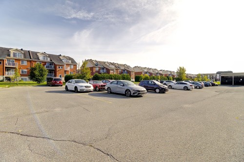 Stationnement - 3-5605 Boul. Chevrier, Brossard, QC 