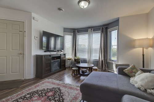 Salon - 3-5605 Boul. Chevrier, Brossard, QC 