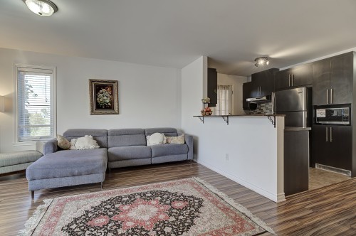 Salon - 3-5605 Boul. Chevrier, Brossard, QC 