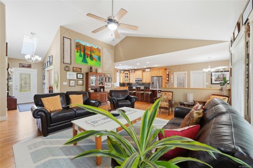 2040 Sun King Rd, Coombs, BC 