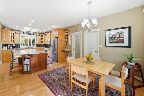 2040 Sun King Rd, Coombs, BC 