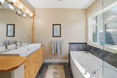 2040 Sun King Rd, Coombs, BC 