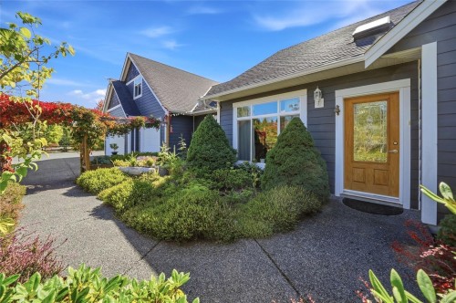 2040 Sun King Rd, Coombs, BC 