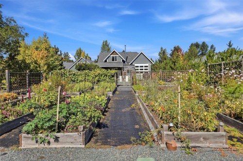 2040 Sun King Rd, Coombs, BC 