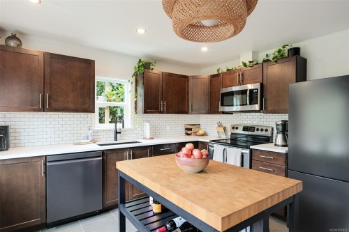 1000 Tattersall Dr, Saanich, BC 