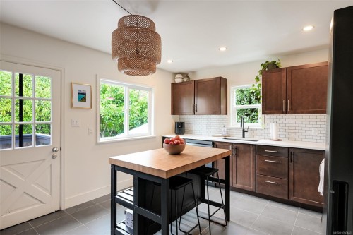 1000 Tattersall Dr, Saanich, BC 