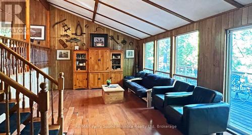 Living room w large windows - 33 Houston Lane, Seguin, ON 