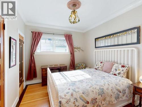 5374 Larch Ave, Powell River, BC 