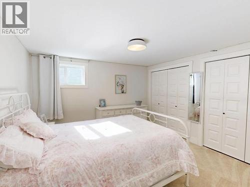 5374 Larch Ave, Powell River, BC 