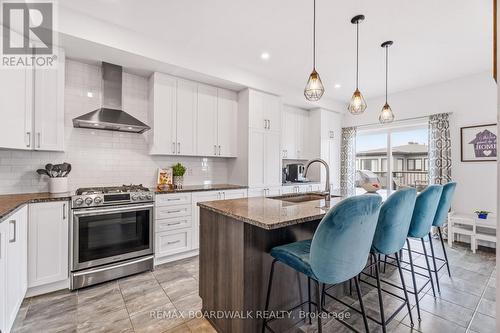 Gas range & upgraded kitchen cabinetry - 210 Pingwi Place, Ottawa, ON 