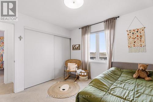 Secondary bedroom with ample closet space - 210 Pingwi Place, Ottawa, ON 