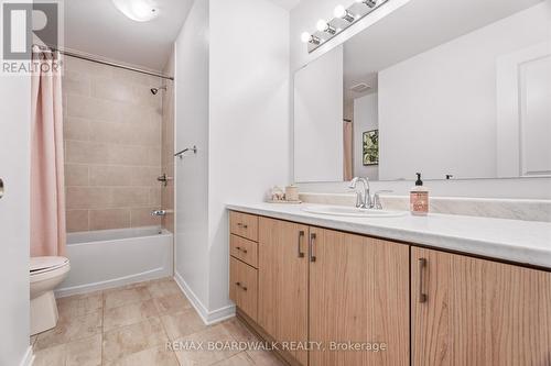 Full family bath with tub & shower - 210 Pingwi Place, Ottawa, ON 
