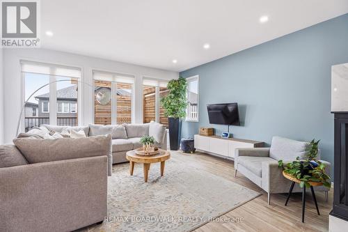 Sun-filled living room with backyard views - 210 Pingwi Place, Ottawa, ON 