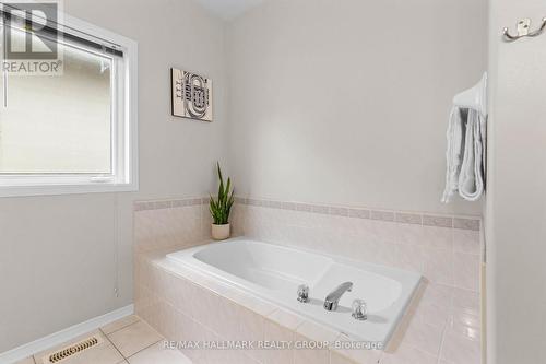 Ensuite soaker tub and window - 5 Rayburn Street, Ottawa, ON 