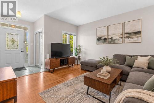 Main living room with hardwood floors - 5 Rayburn Street, Ottawa, ON 