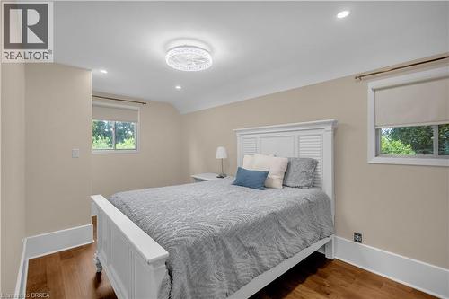 Wood-finish flooring, recessed lighting, and a decorative ceiling fixture - 11 Tutela Heights Road, Brantford, ON 