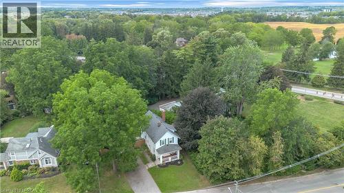 Residential property surrounded by mature trees and natural landscaping - 11 Tutela Heights Road, Brantford, ON 
