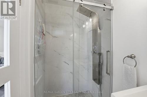 walk-in shower - 50 Beamer Avenue, St. Catharines (Bunting/Linwell), ON 