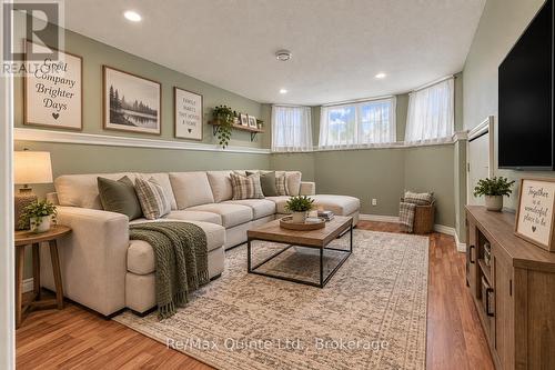 6 Chisholm Square, Belleville (Belleville Ward), ON 