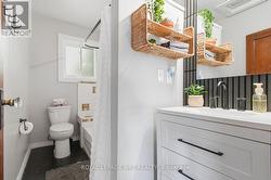 Updated main floor bathroom (4pc) - 