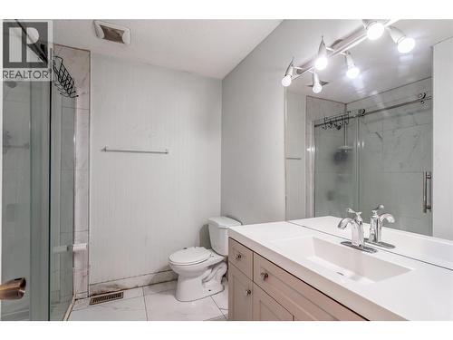 Full Bathroom - 758 Josselyn Court, Kelowna, BC 