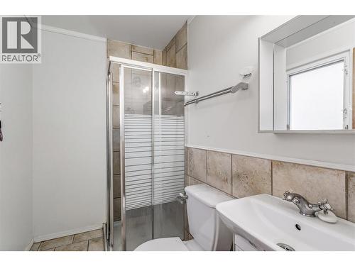Master Ensuite - 758 Josselyn Court, Kelowna, BC 
