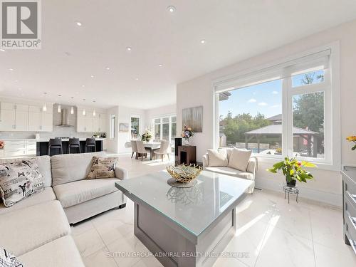 18 Dunsmore Gardens, Toronto, ON 
