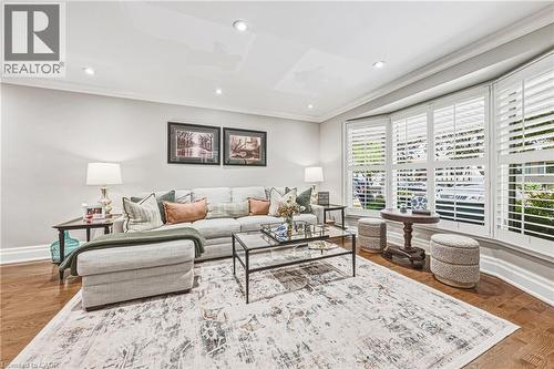Hardwood floor, propane fireplace, Bay window - 581 Holly Hill Crescent, Burlington, ON 