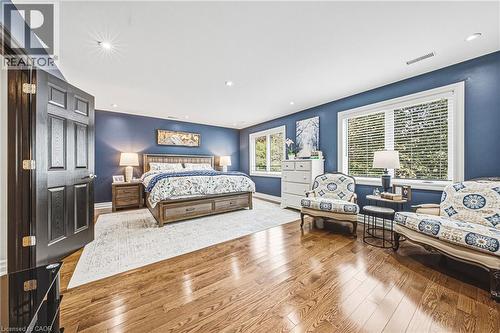 Grand Primary features hardwood floors, spacious seating area, lots of natural light + - 581 Holly Hill Crescent, Burlington, ON 
