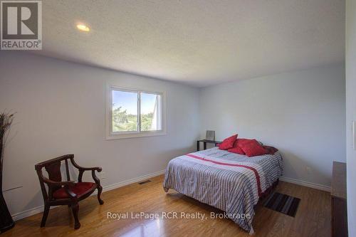 15 Booth Street E, Mapleton, ON 
